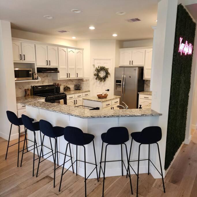 Holiday home 5bd 3 Ba Atx Pool Hot Tub Theater Arcade