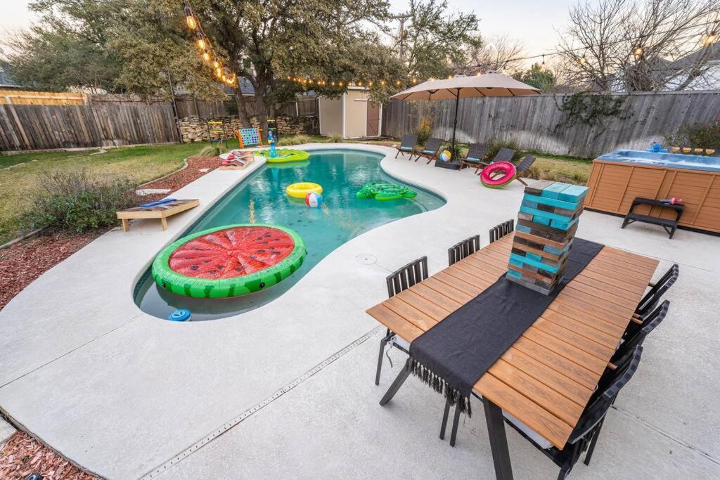 5bd 3 Ba Atx Pool Hot Tub Theater Arcade * Austin