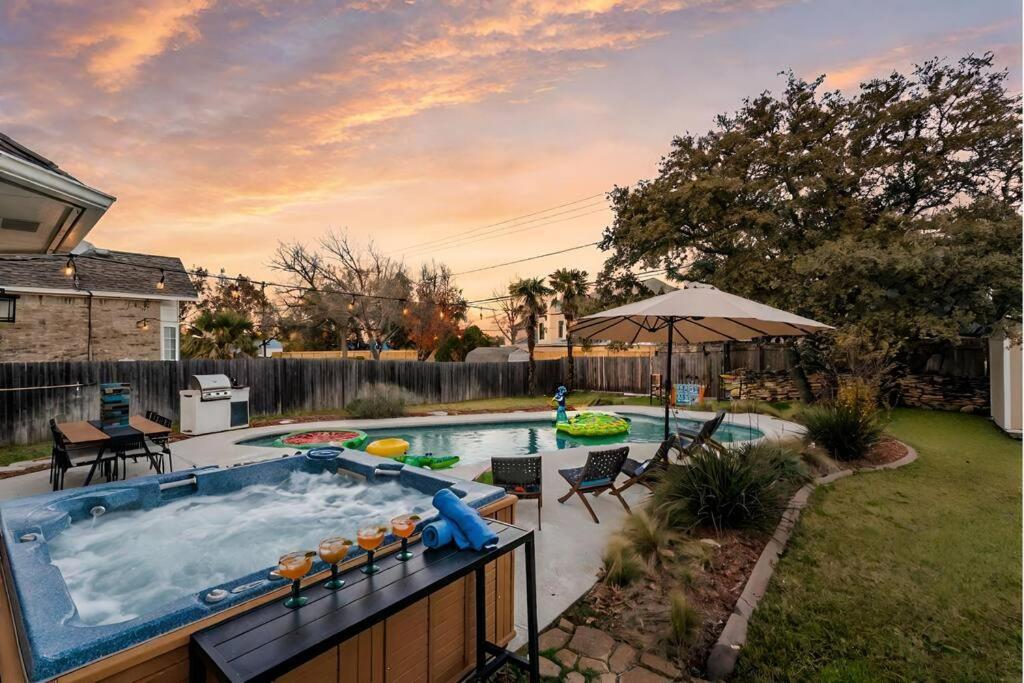5bd 3 Ba Atx Pool Hot Tub Theater Arcade *