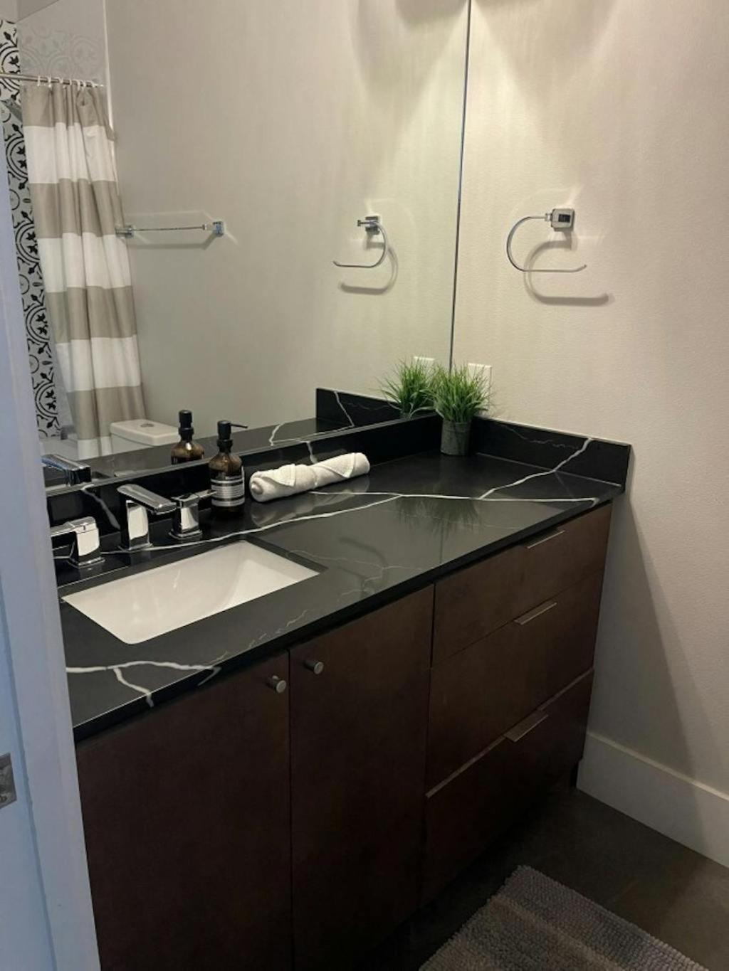 Modern 2-home Oasis W Pool & Hot Tub In Dt Holiday home *