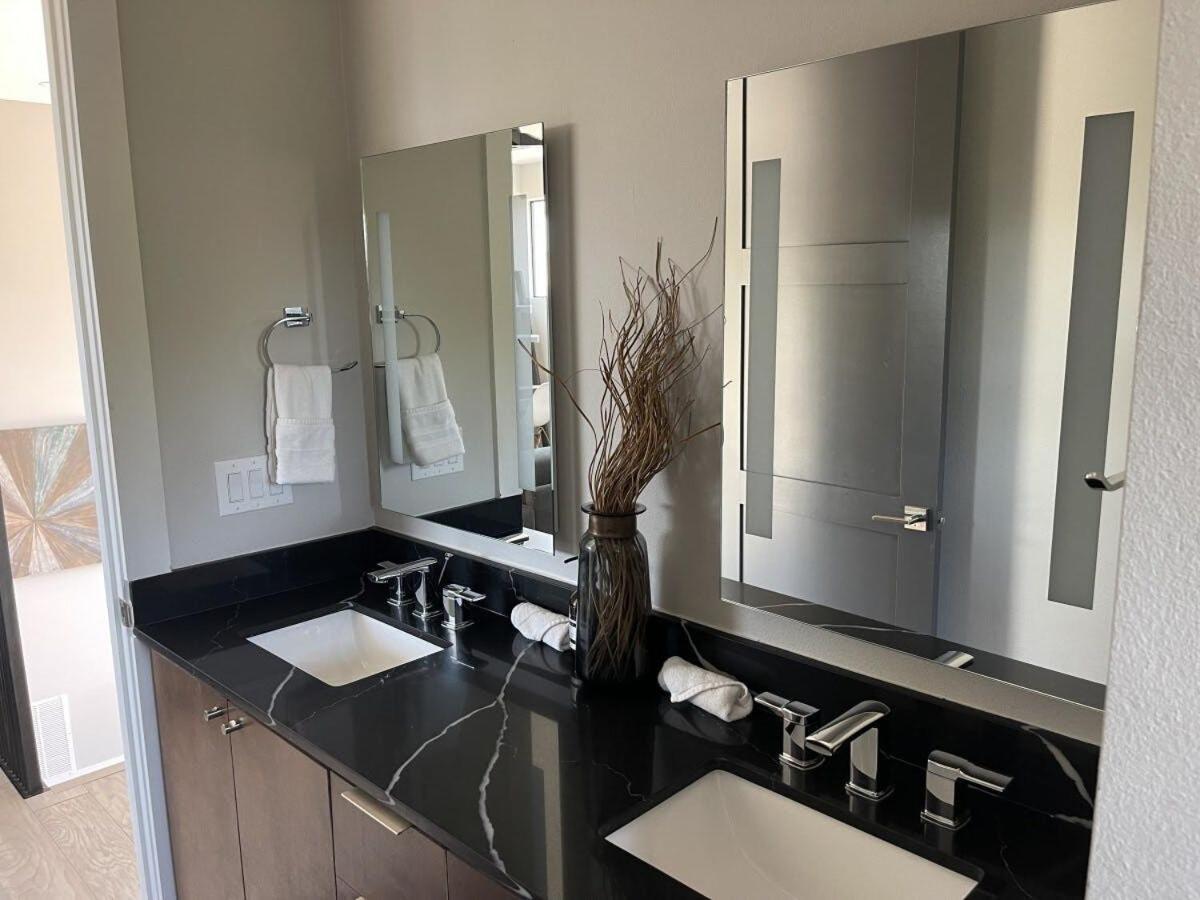 Modern 2-home Oasis W Pool & Hot Tub In Dt Holiday home *