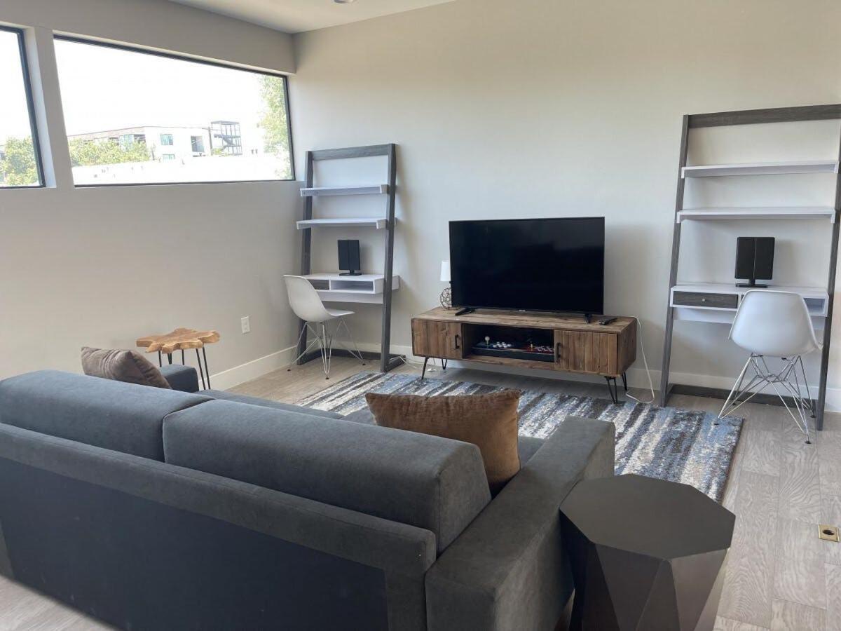 Modern 2-home Oasis W Pool & Hot Tub In Dt