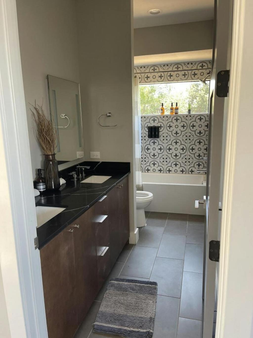 Modern 2-home Oasis W Pool & Hot Tub In Dt Holiday home