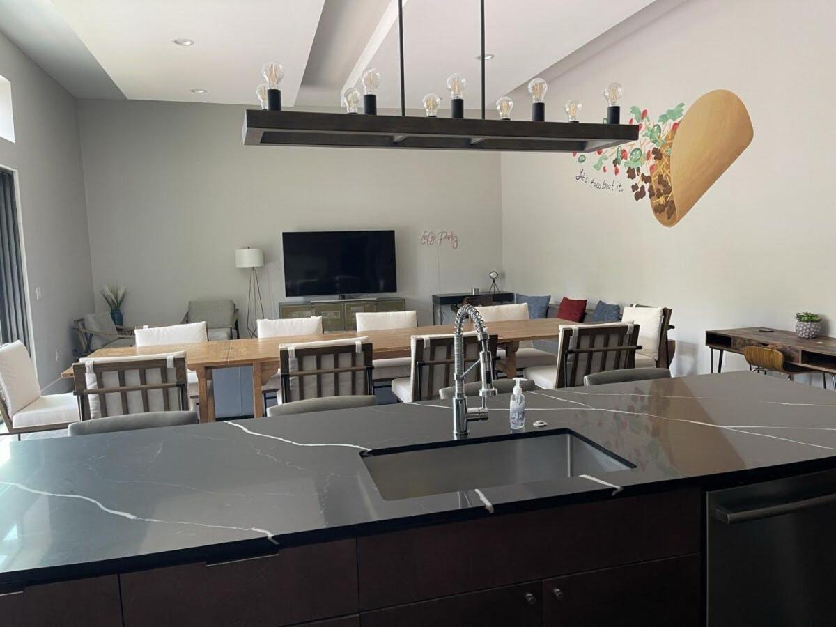Modern 2-home Oasis W Pool & Hot Tub In Dt *
