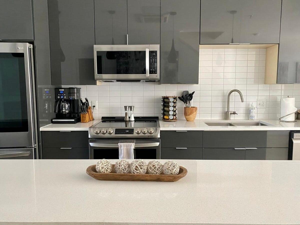 Upscale 2br W Patio, City Views, Walk To Dt Apartment Austin