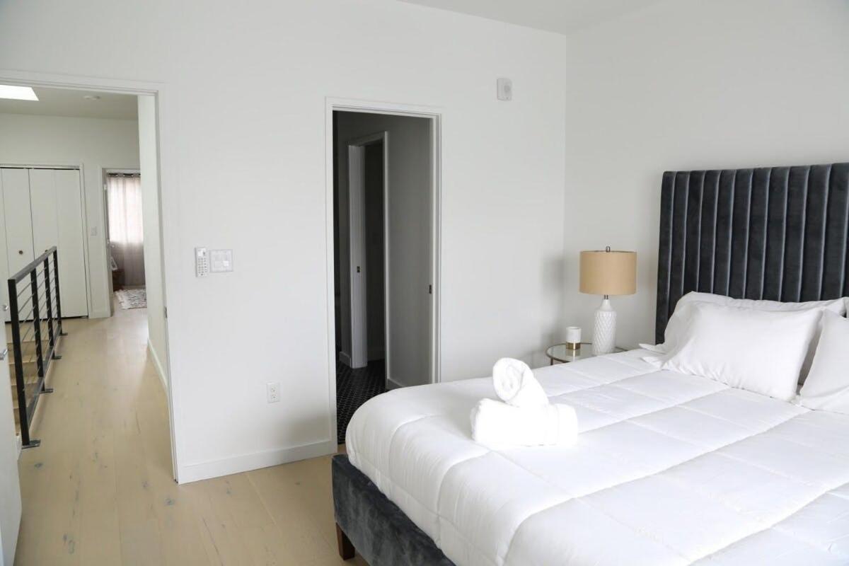 Upscale 2br W Patio, City Views, Walk To Dt Apartment