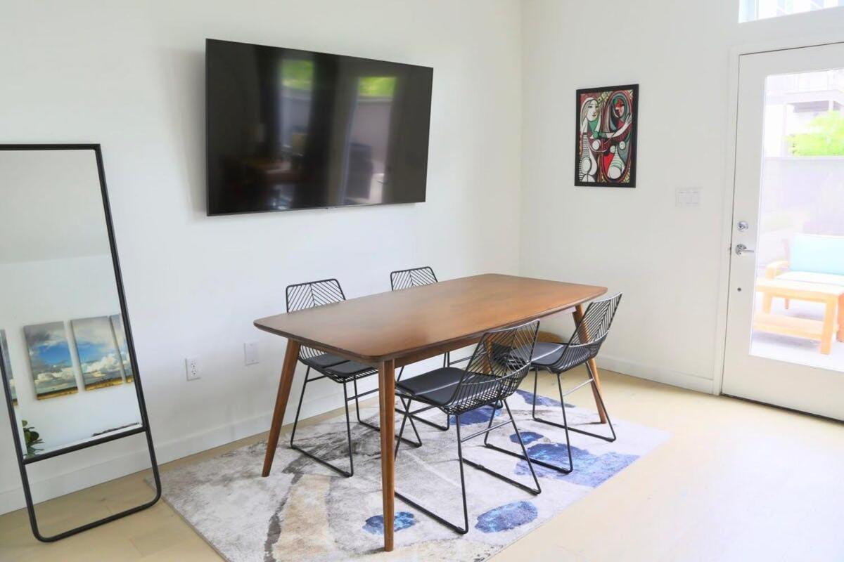 Apartment Upscale 2br W Patio, City Views, Walk To Dt