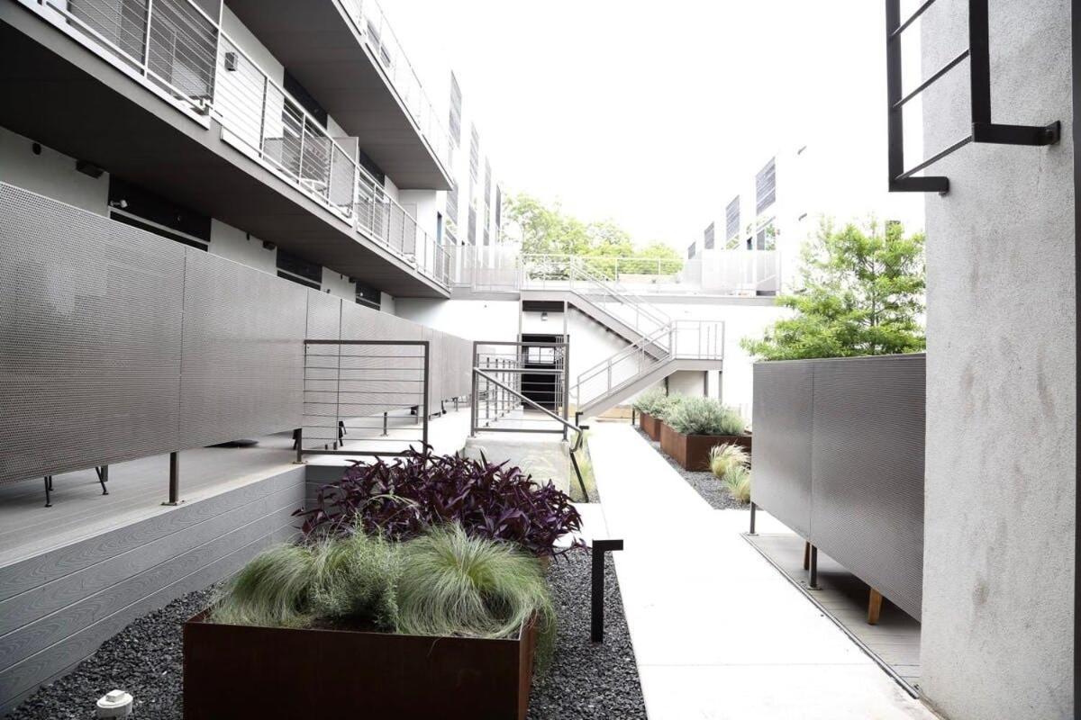 Upscale 2br W Patio, City Views, Walk To Dt Apartment *