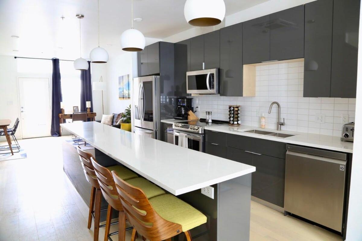 Apartment Upscale 2br W Patio, City Views, Walk To Dt *