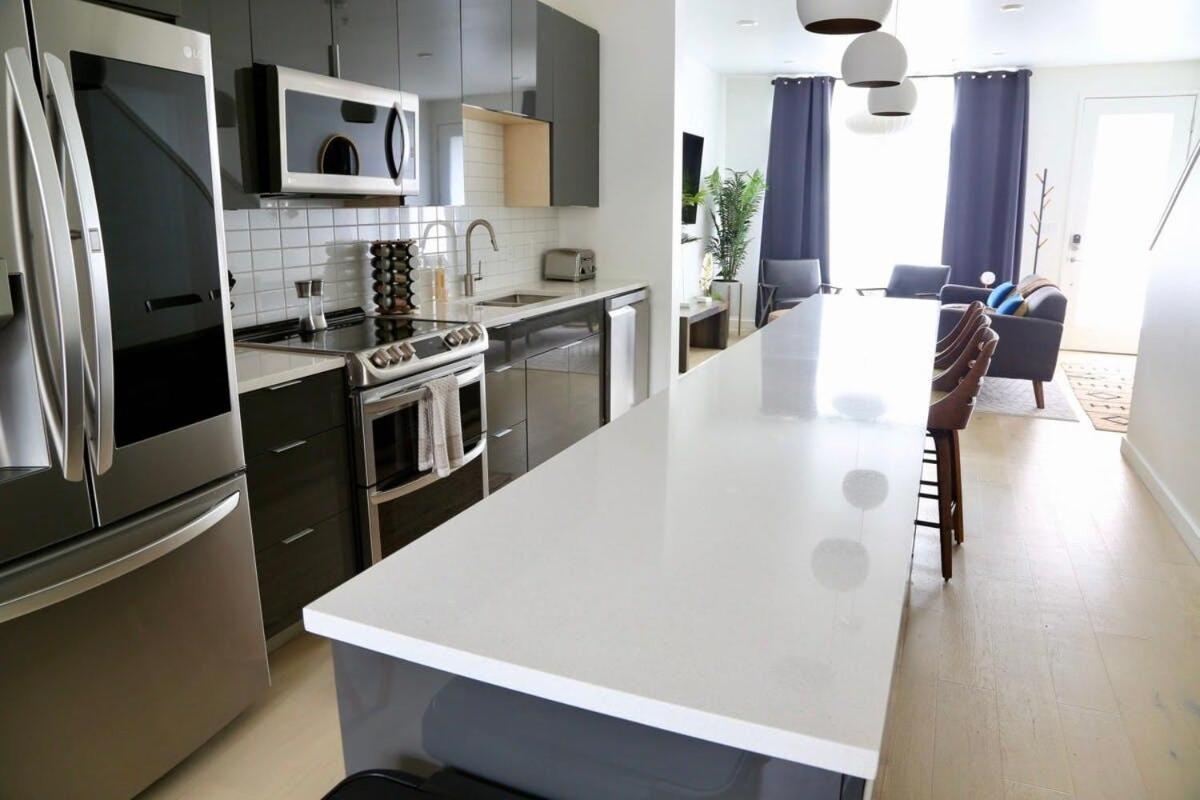 Upscale 2br W Patio, City Views, Walk To Dt *