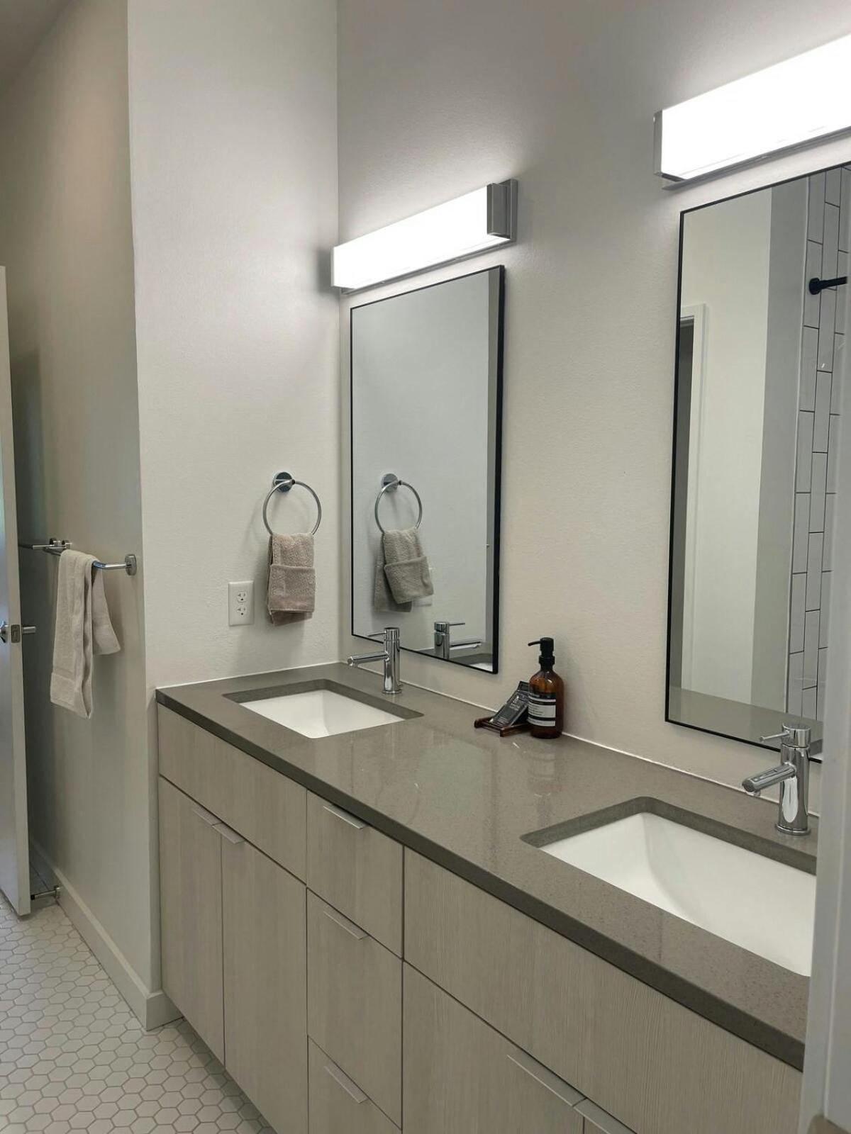 Upscale 2br W Patio, City Views, Walk To Dt * Austin