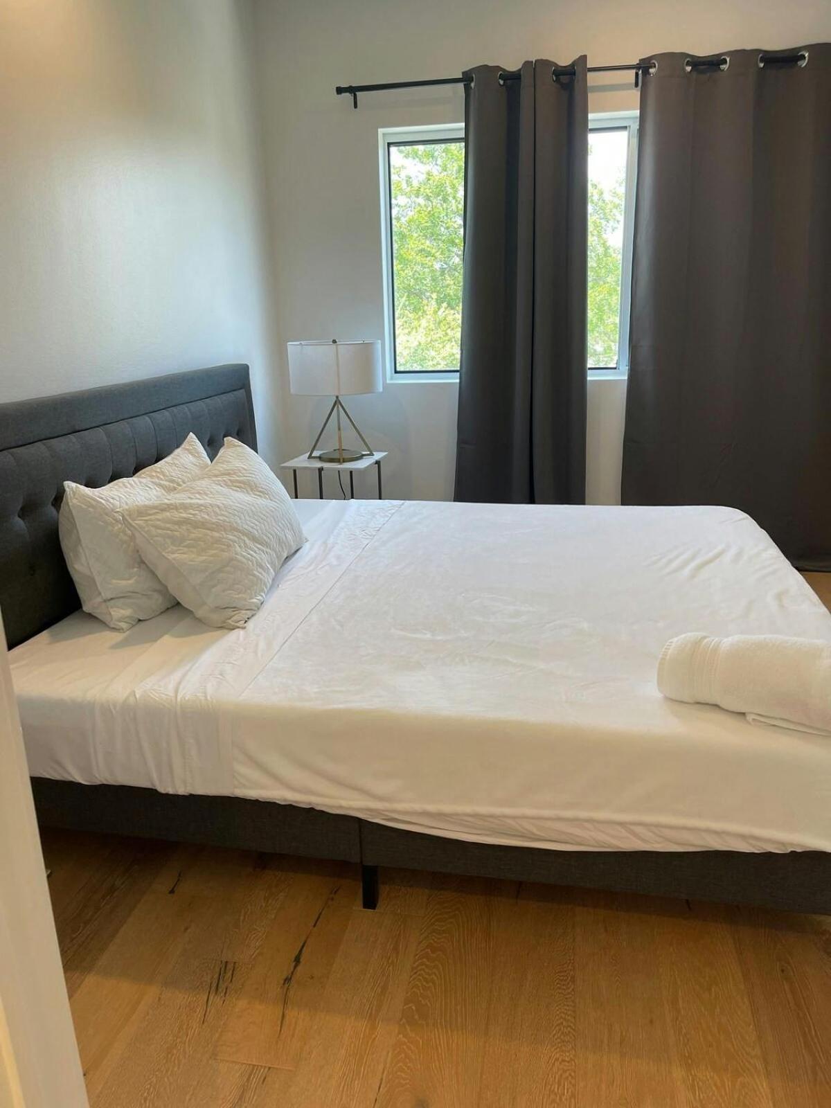 Upscale 2br W Patio, City Views, Walk To Dt *