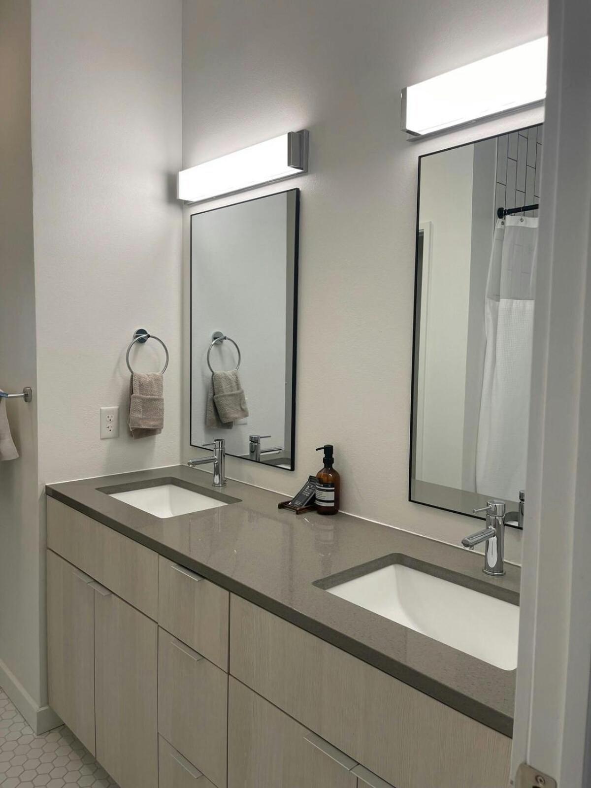 Apartment Upscale 2br W Patio, City Views, Walk To Dt