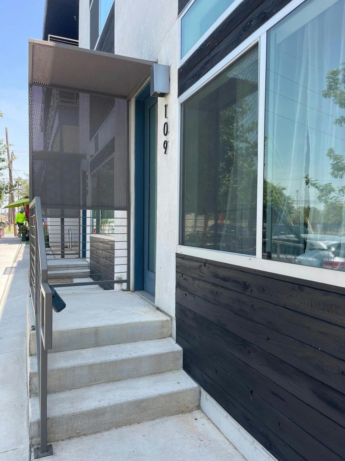 Upscale 2br W Patio, City Views, Walk To Dt Apartment