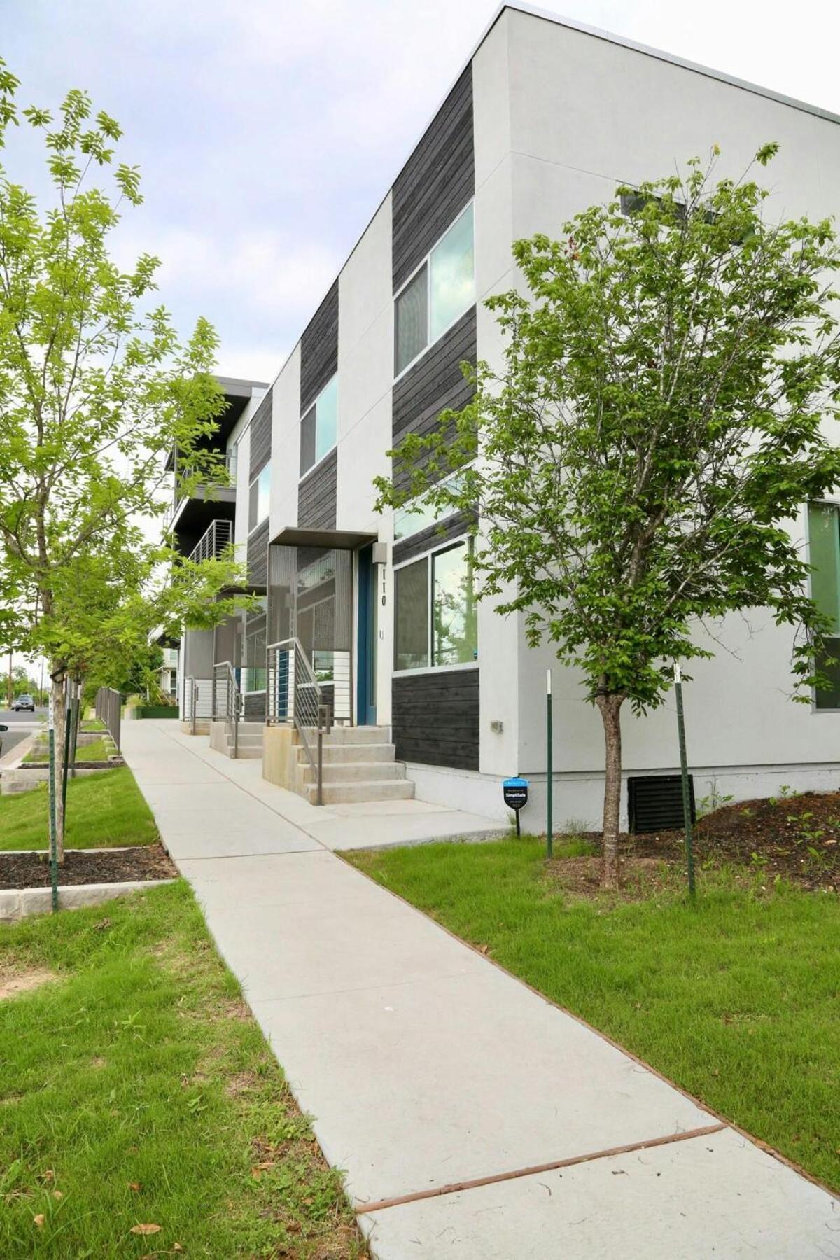 Upscale 2br W Patio, City Views, Walk To Dt
