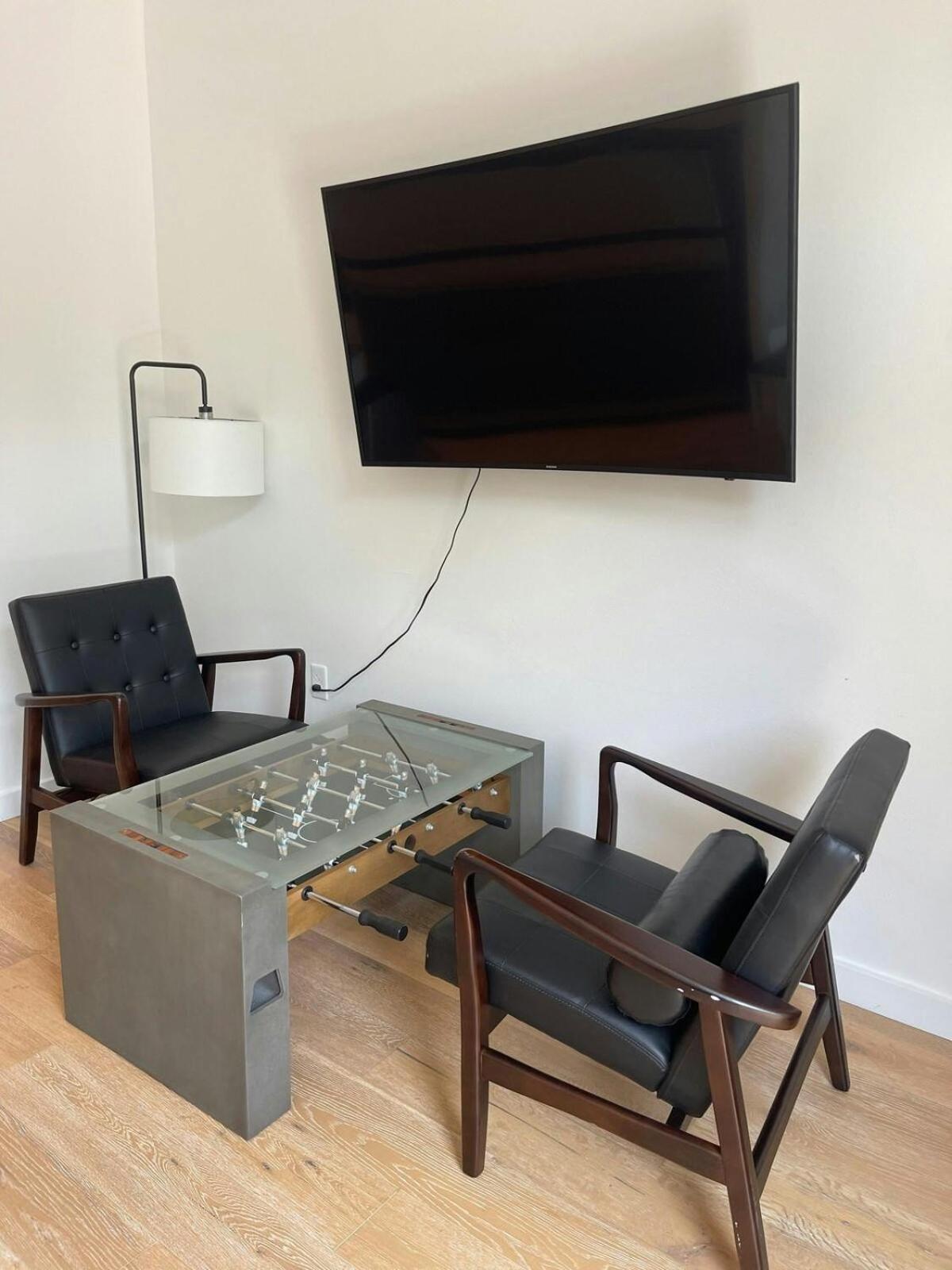 Upscale 2br W Patio, City Views, Walk To Dt Apartment *