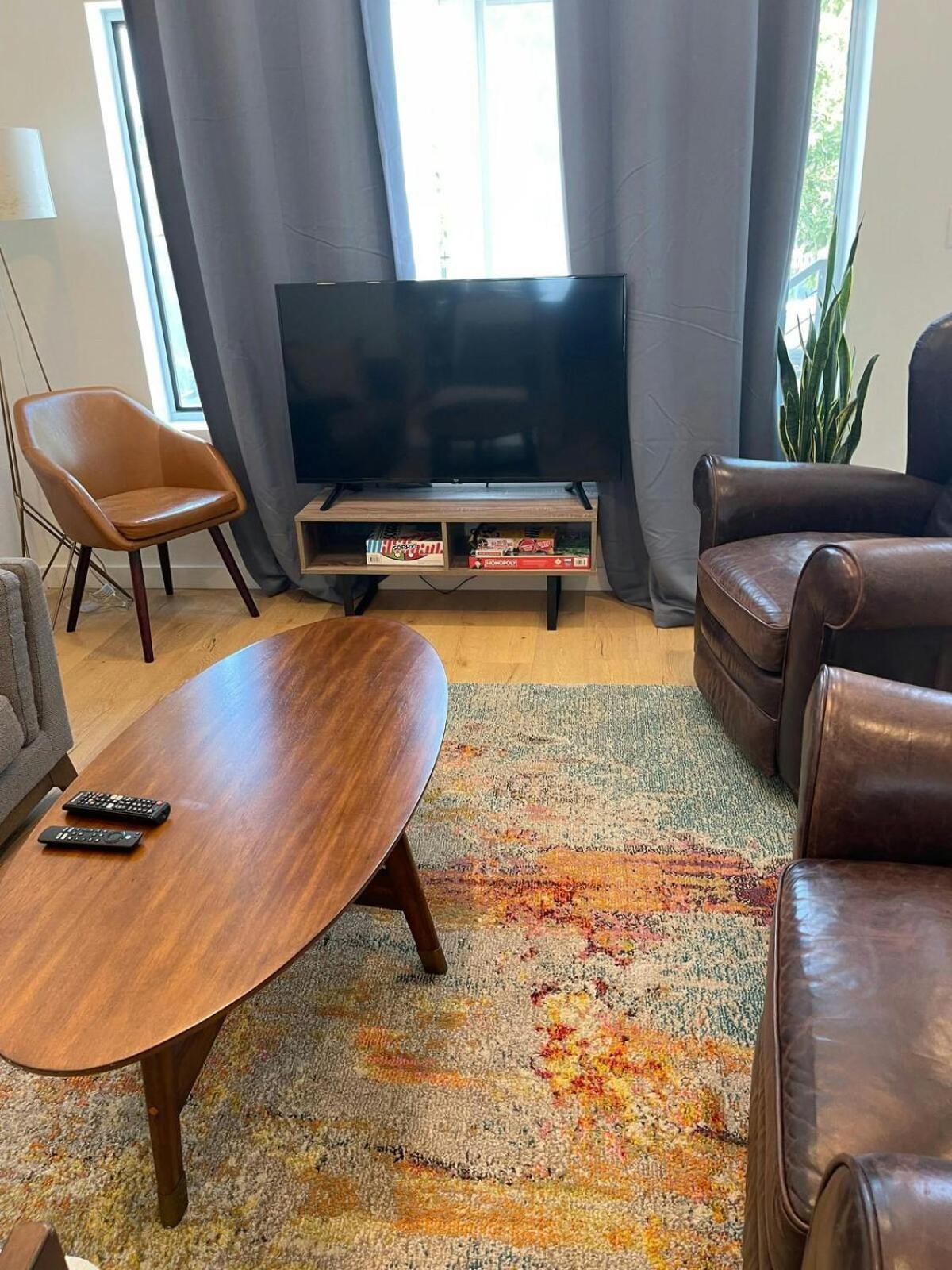 Upscale 2br W Patio, City Views, Walk To Dt