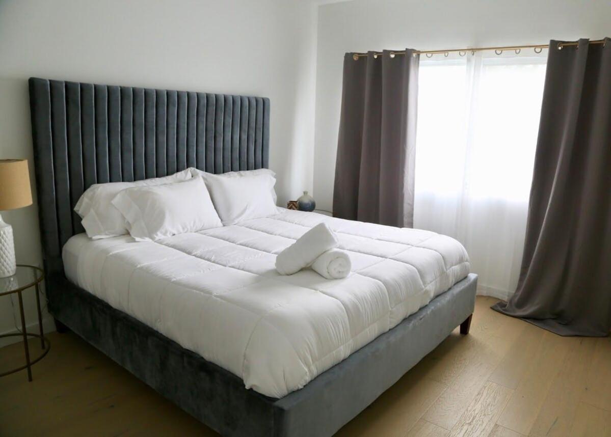 Downtown Luxury Condo: Urban Retreat With On-site Dining *