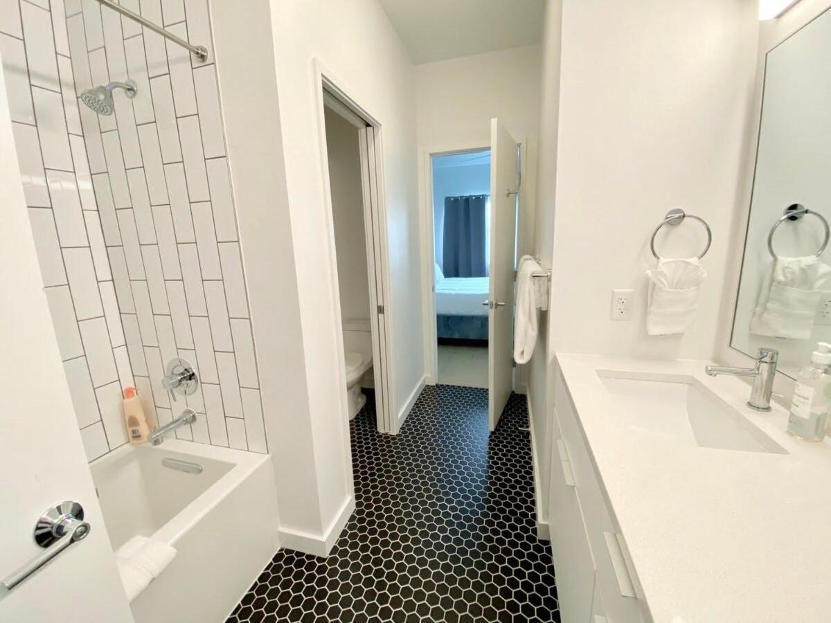 Apartment Downtown Luxury Condo: Urban Retreat With On-site Dining *
