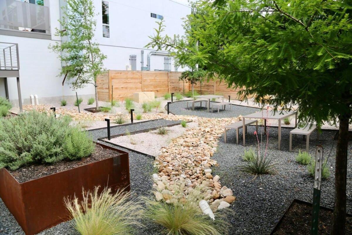 Downtown Luxury Condo: Urban Retreat With On-site Dining Austin