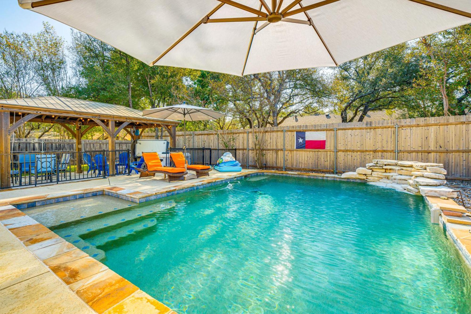 Outdoor Entertainment Space Family * Austin