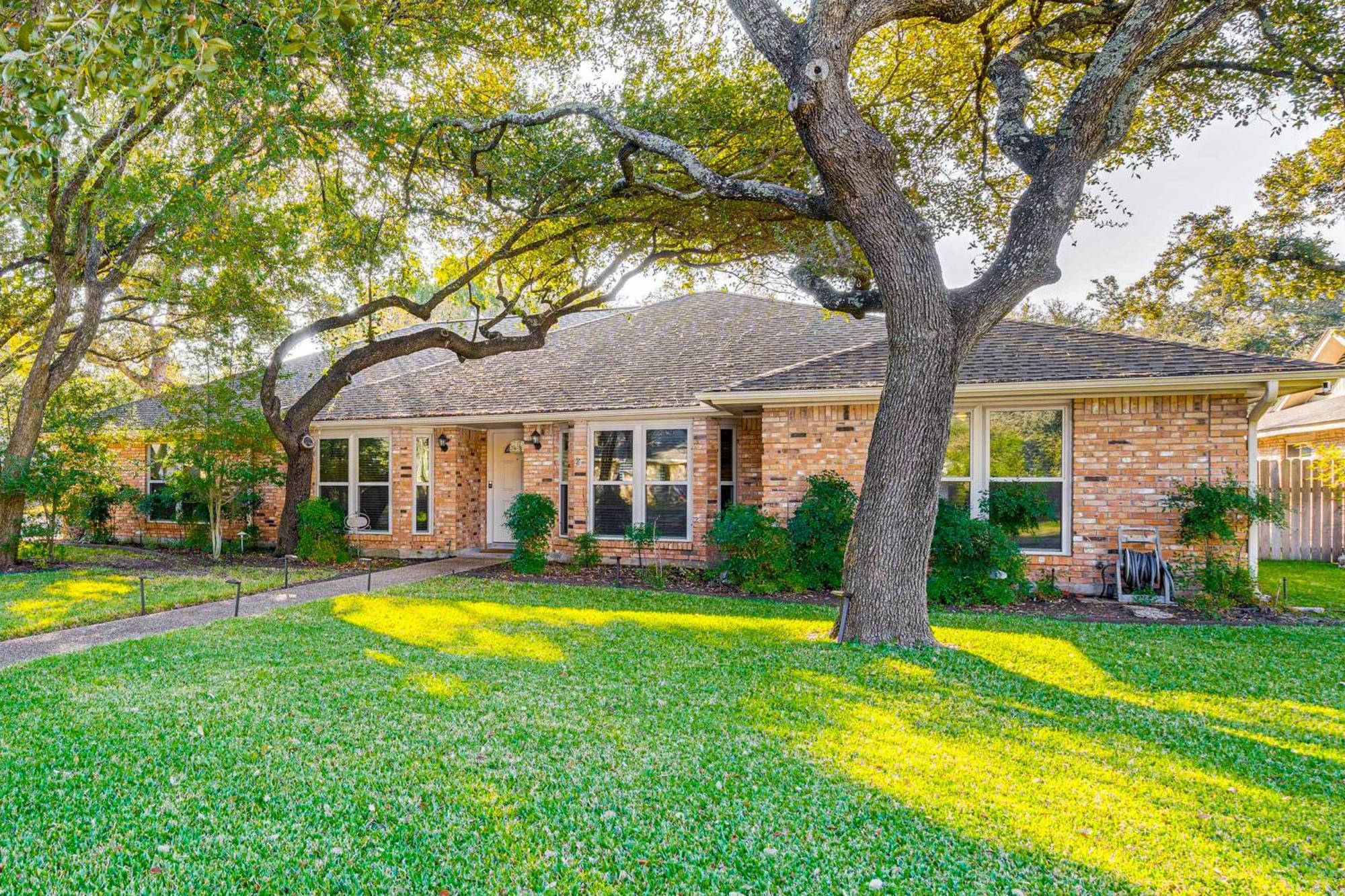 Outdoor Entertainment Space Family Holiday home Austin