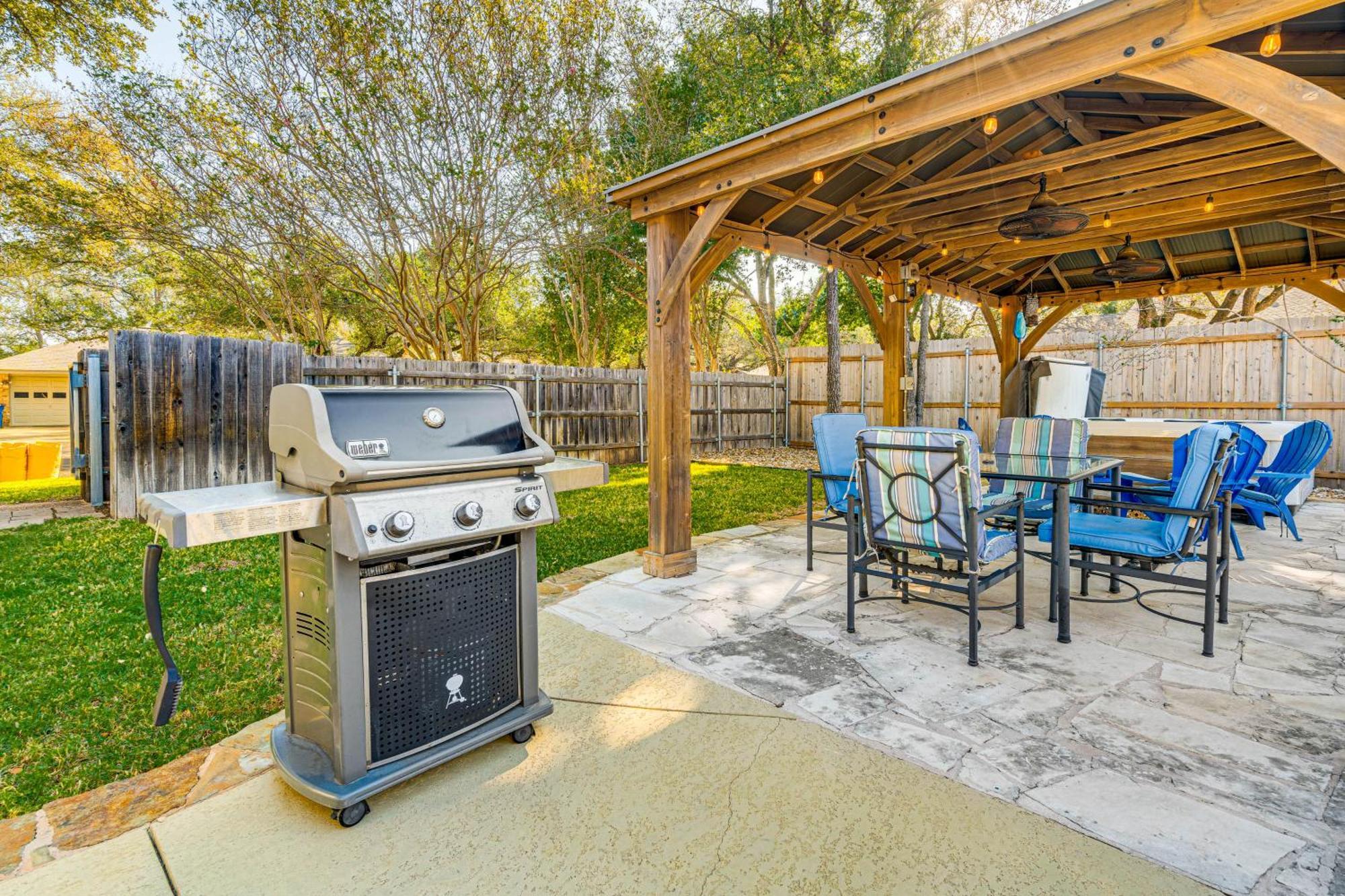 Outdoor Entertainment Space Family Holiday home Austin