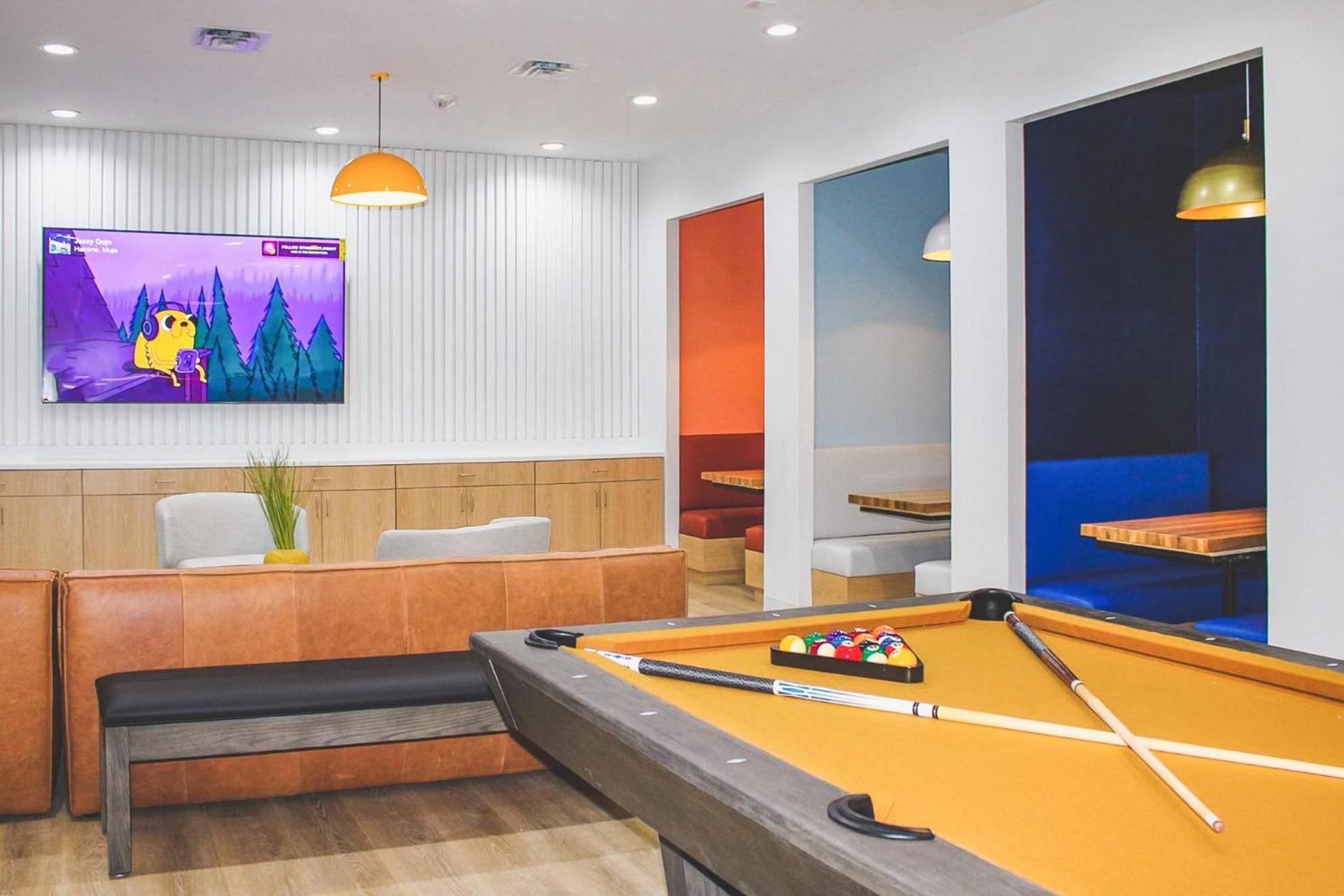 Apartment Upstay - With Pool Gym Games And Bbq *