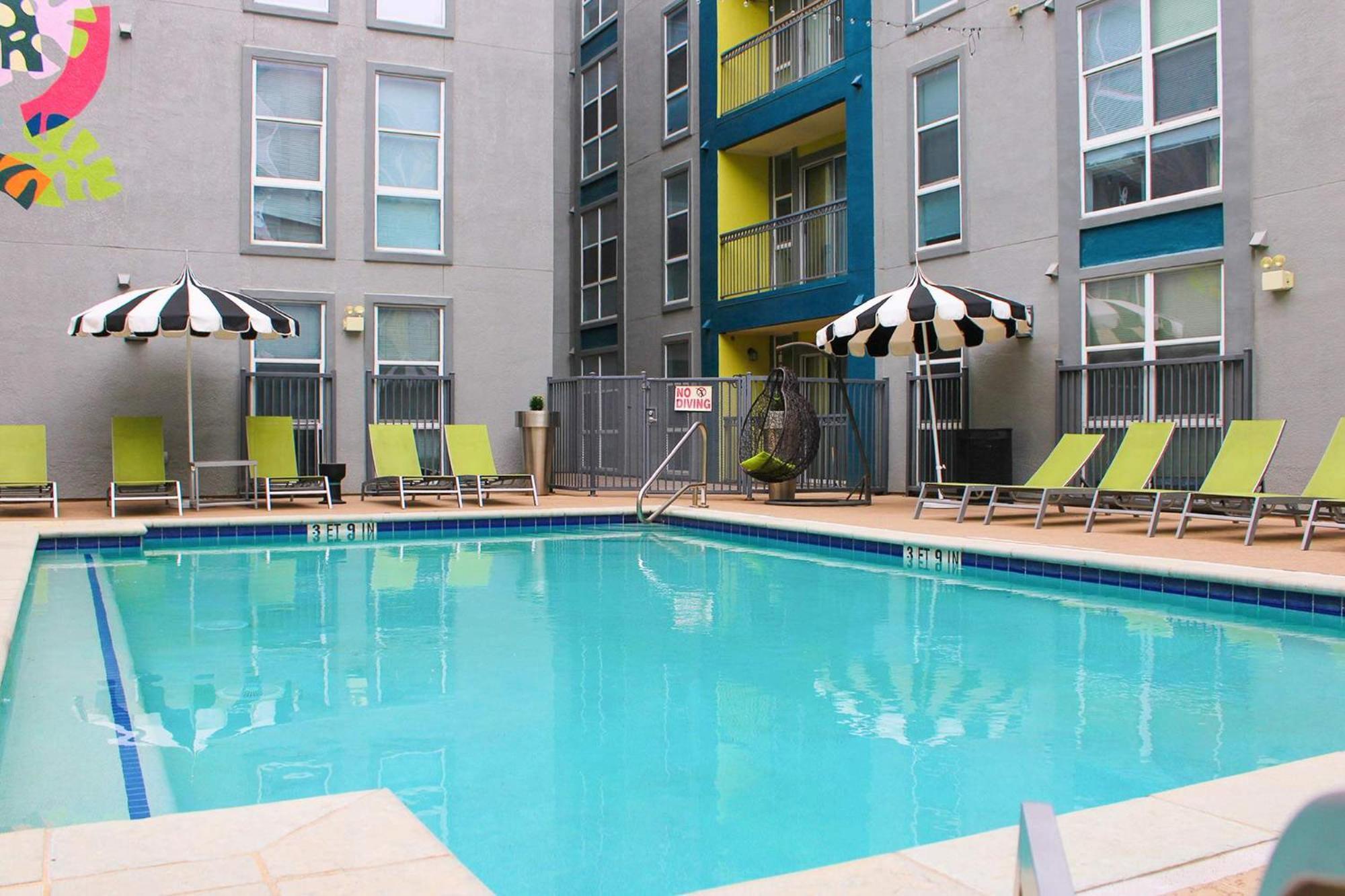 Apartment Upstay - With Pool Gym Games And Bbq