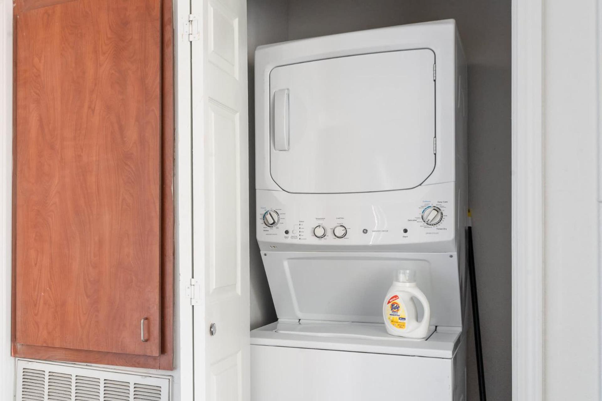 Apartment Upstay - With Pool Gym Games And Bbq