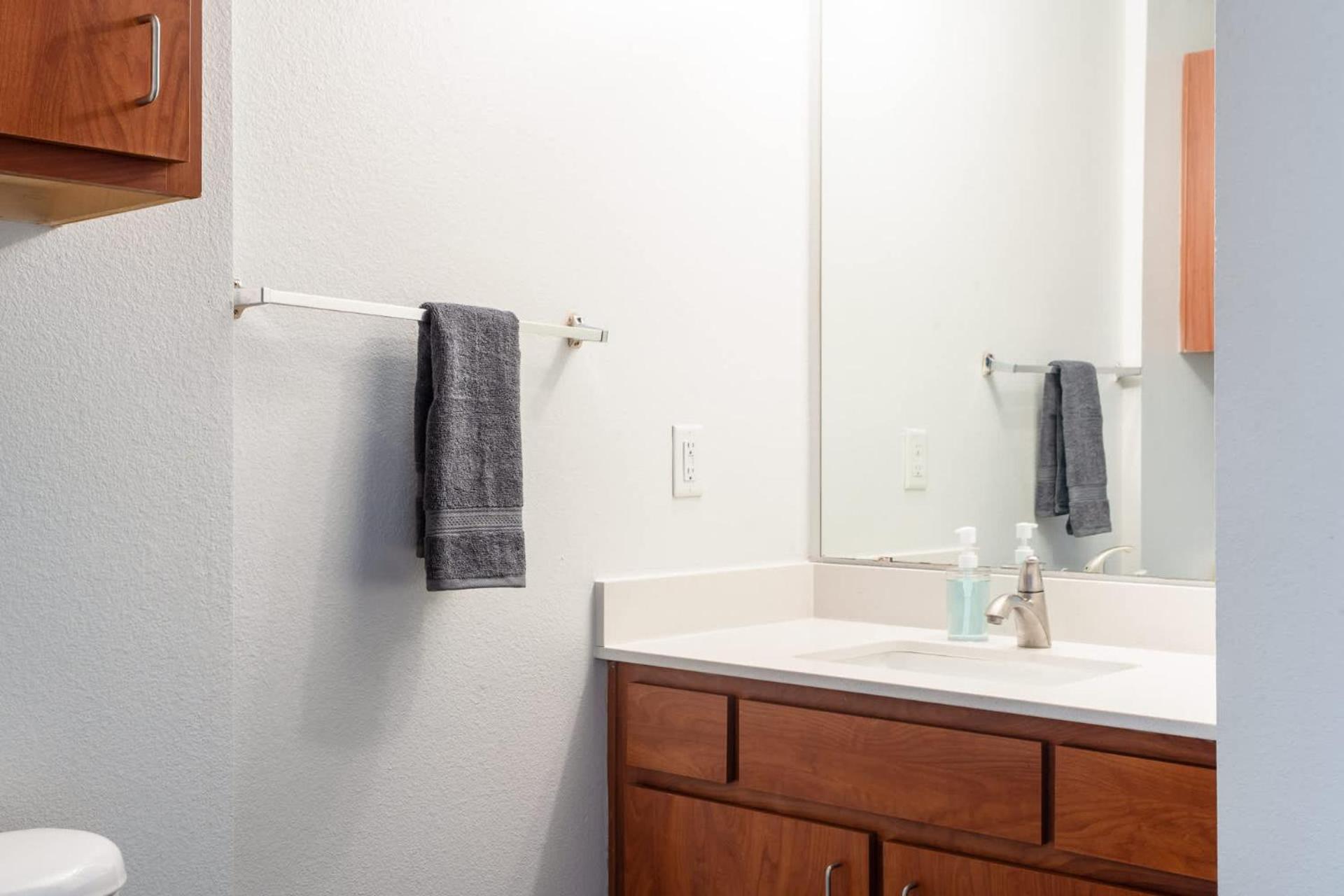 Apartment Upstay - With Pool Gym Games And Bbq Austin