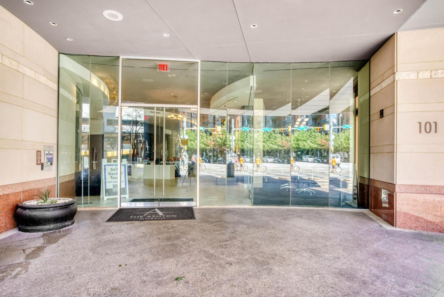 Downtown 1br W Gym Wd Deck Nr 6th St Bars Atx-10 Apartment *
