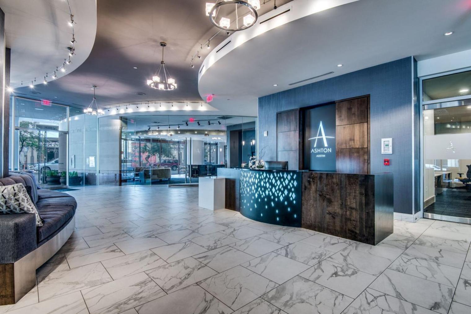 Downtown 1br W Gym Wd Deck Nr 6th St Bars Atx-10 * Austin