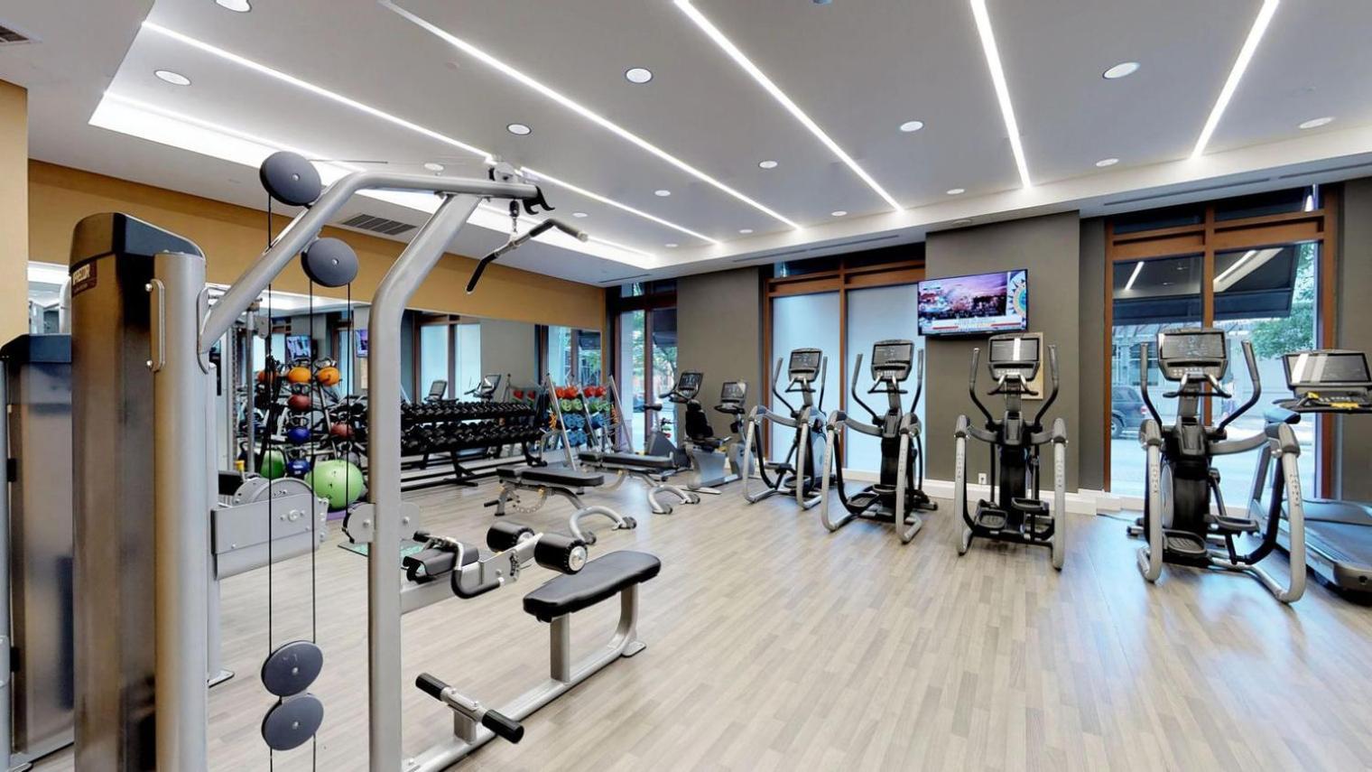 Downtown 1br W Gym Wd Deck Nr 6th St Bars Atx-10