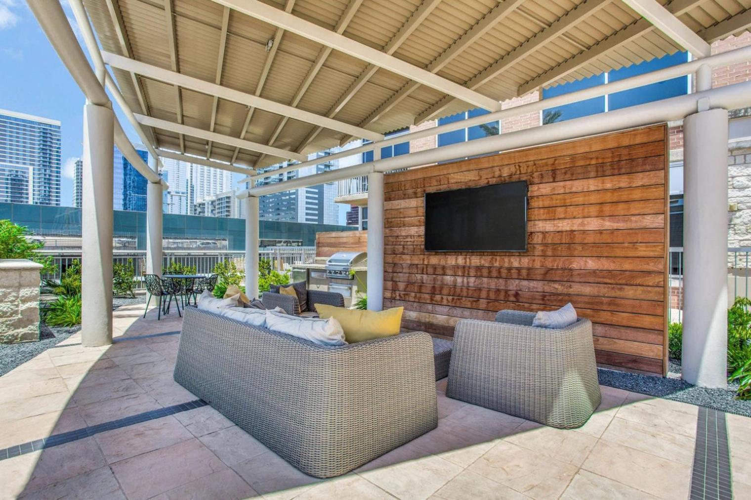 Downtown 1br W Gym Wd Deck Nr 6th St Bars Atx-10 Austin