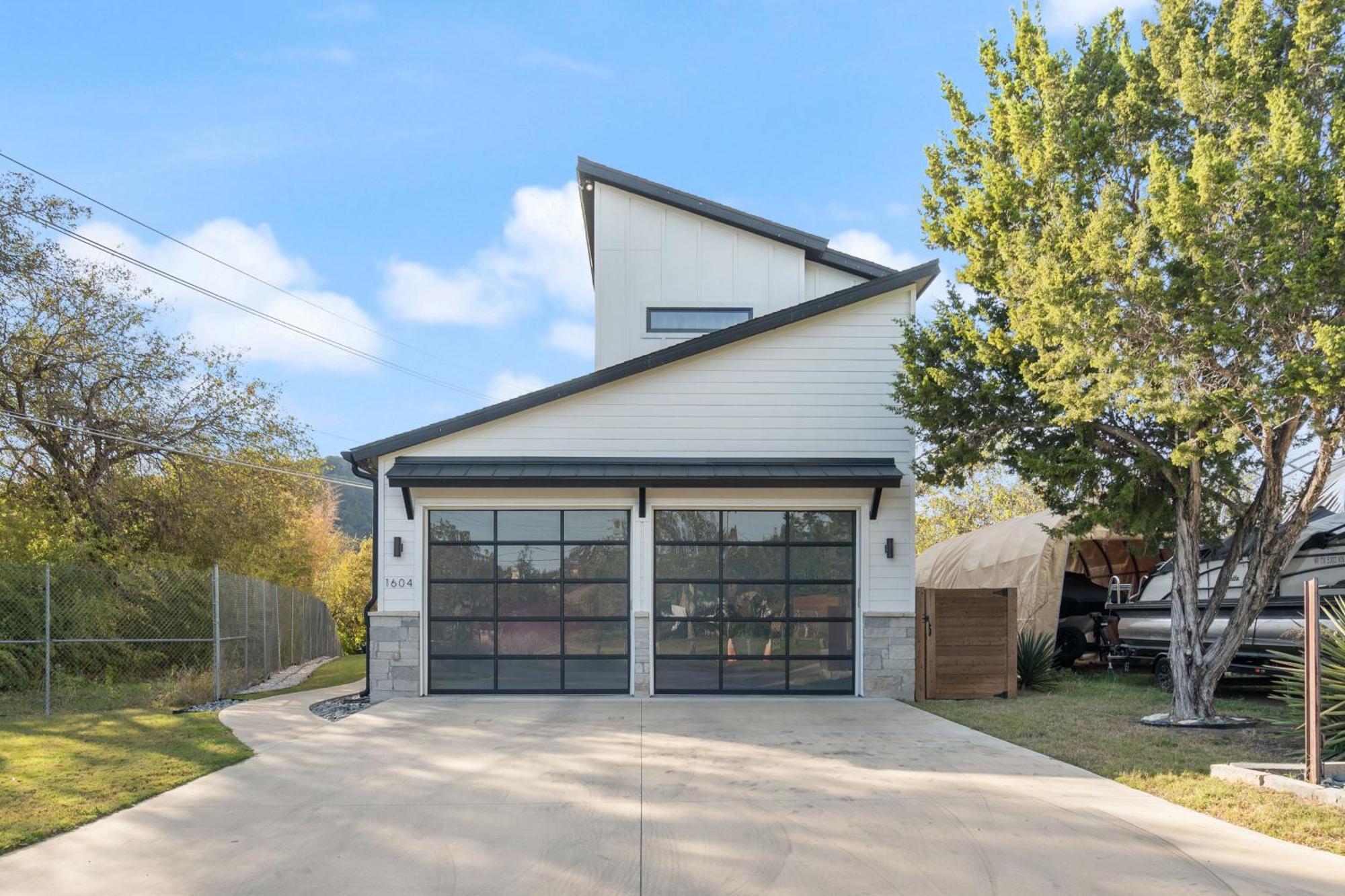 Oasis Escape Walk To And Near Boat Launch Holiday home Austin