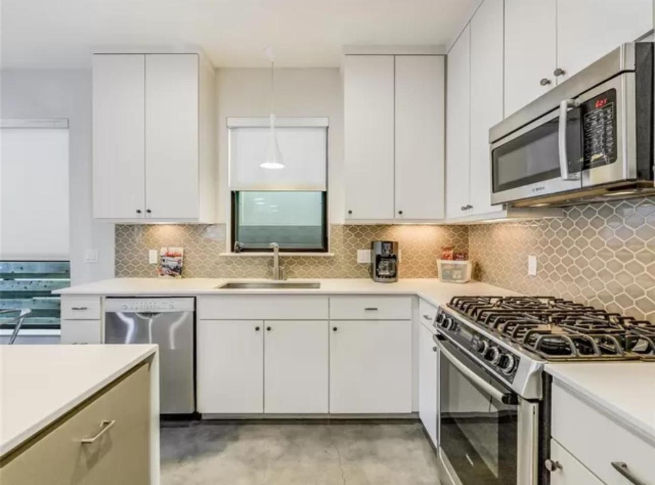 Downtown Dream Escape With Views - Sleeps 12 *