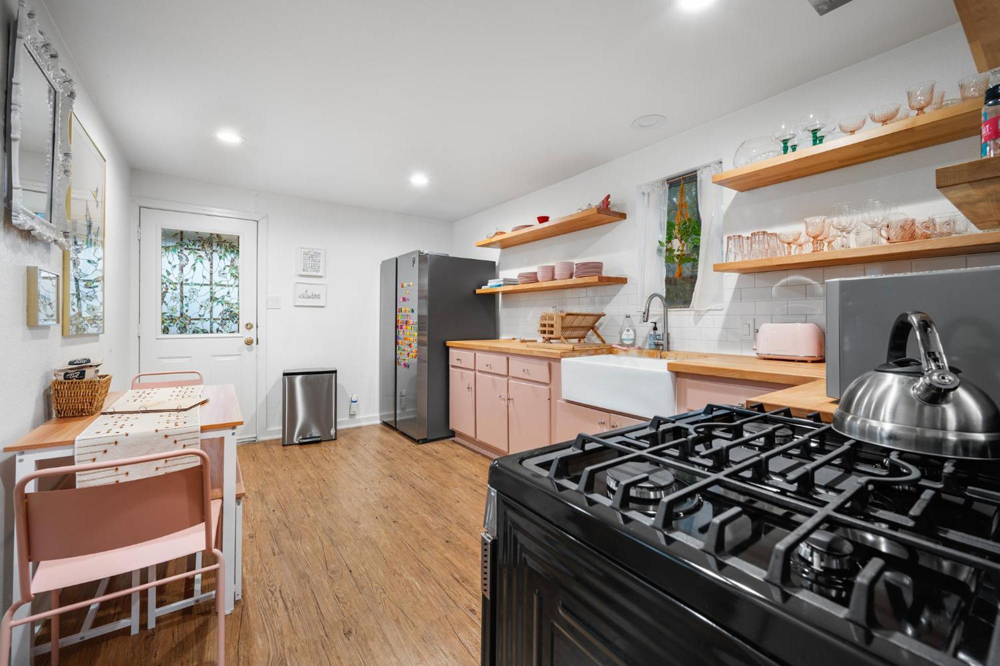 Stylish, Artsy Eastside Holiday home *