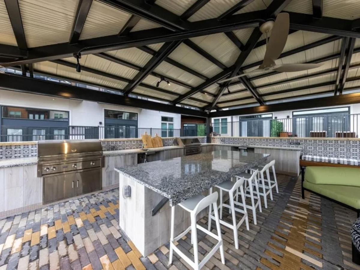 Luxurious New Unit 1bd1ba Pool, Golf Sim Apartment *
