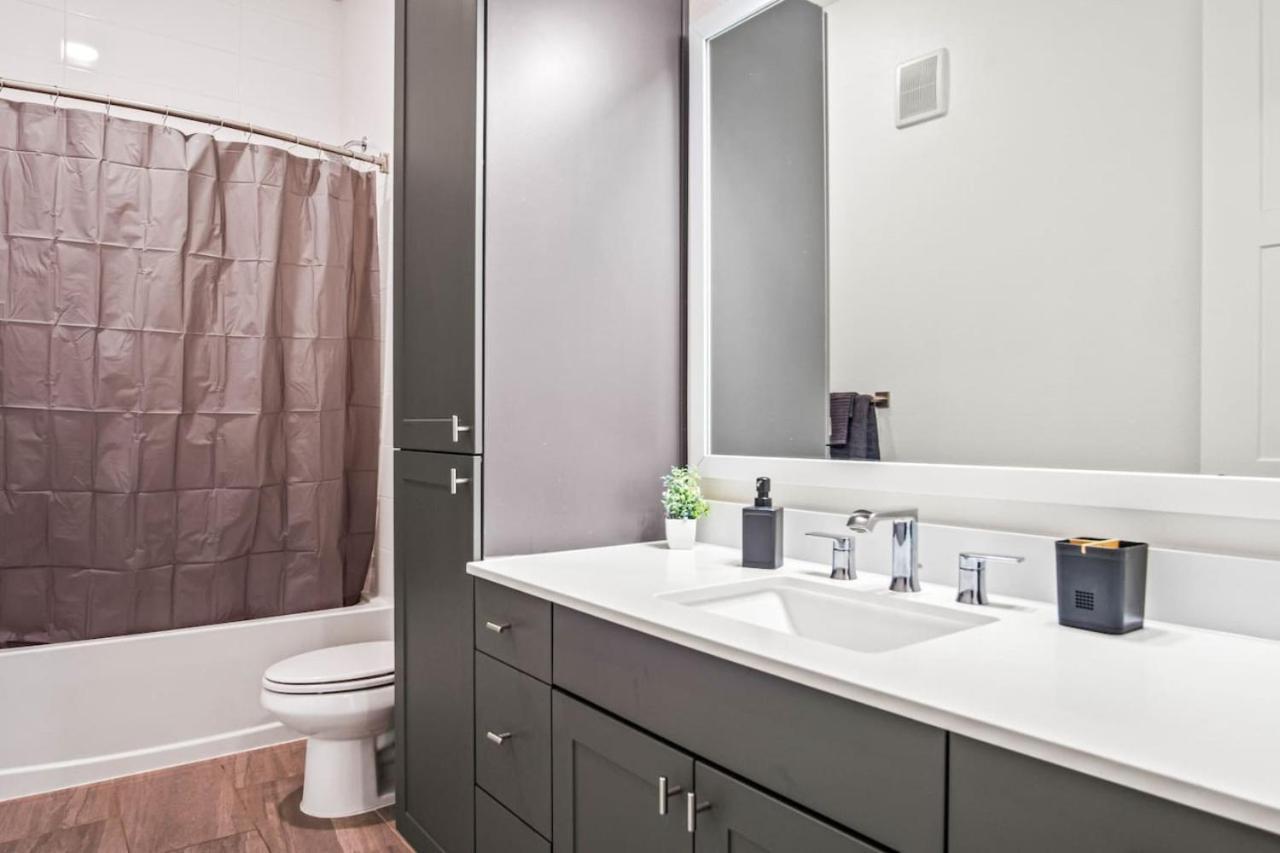 Apartment Luxurious New Unit 1bd1ba Pool, Golf Sim *