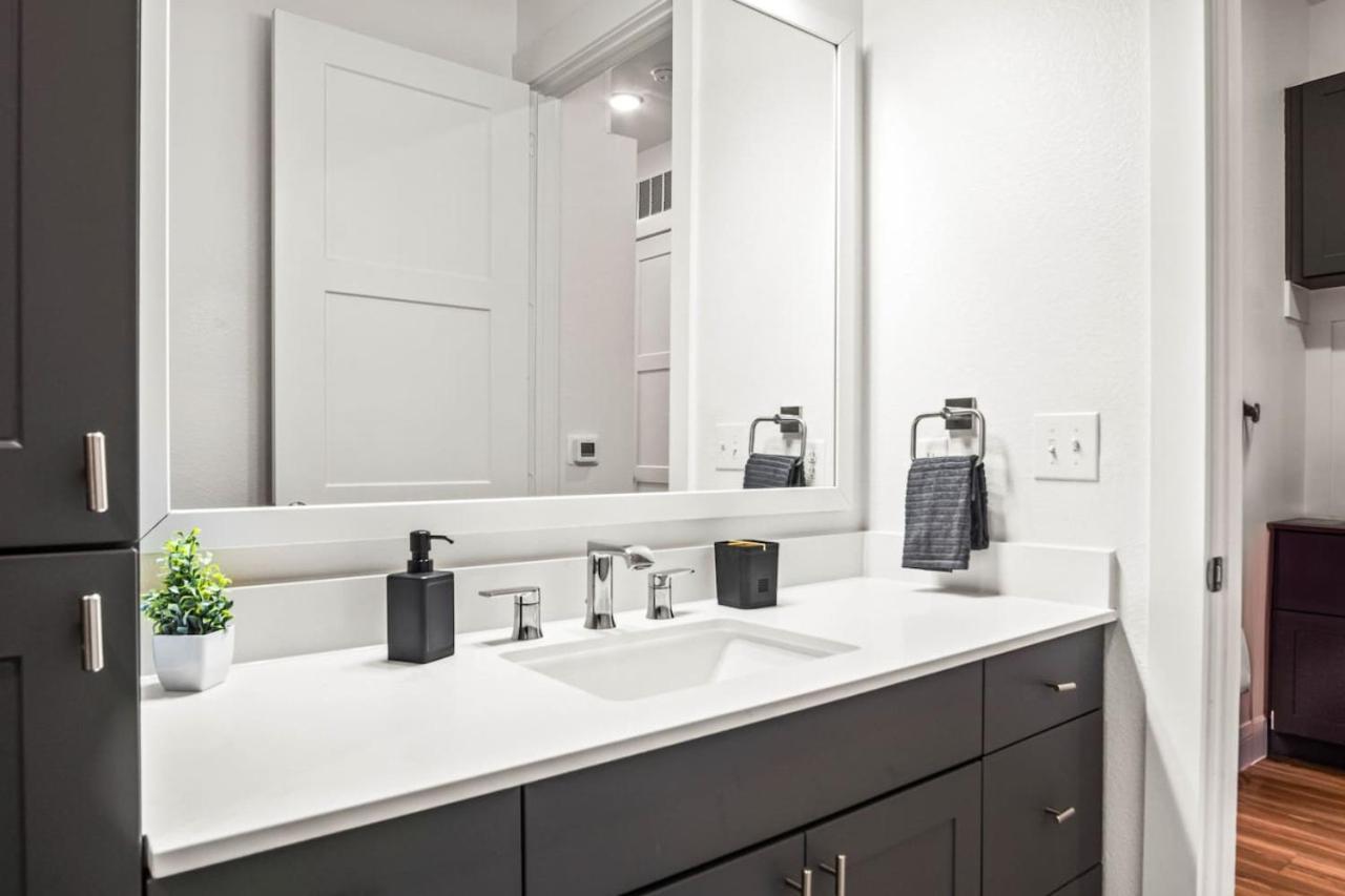 Apartment Luxurious New Unit 1bd1ba Pool, Golf Sim *