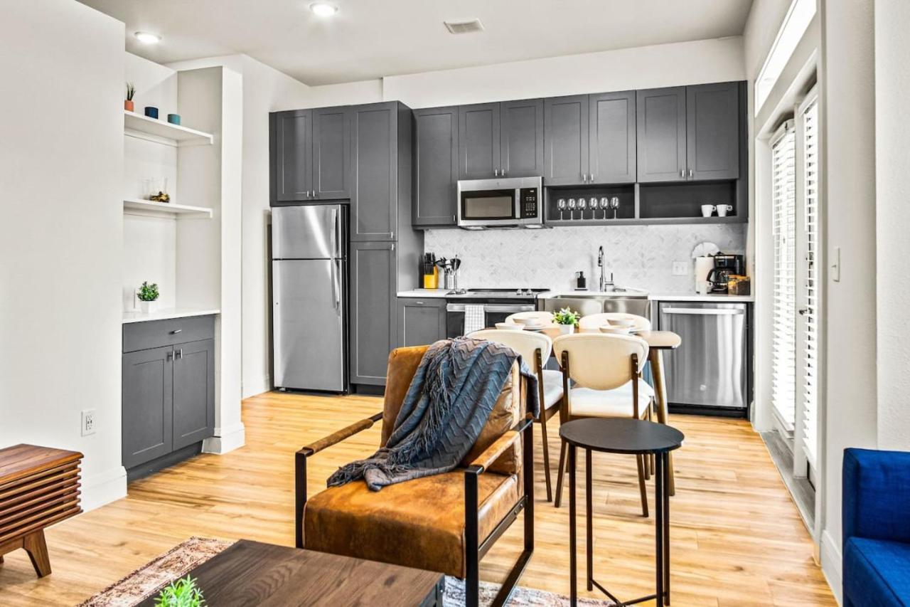 Luxurious New Unit 1bd1ba Pool Golf Sim Apartment