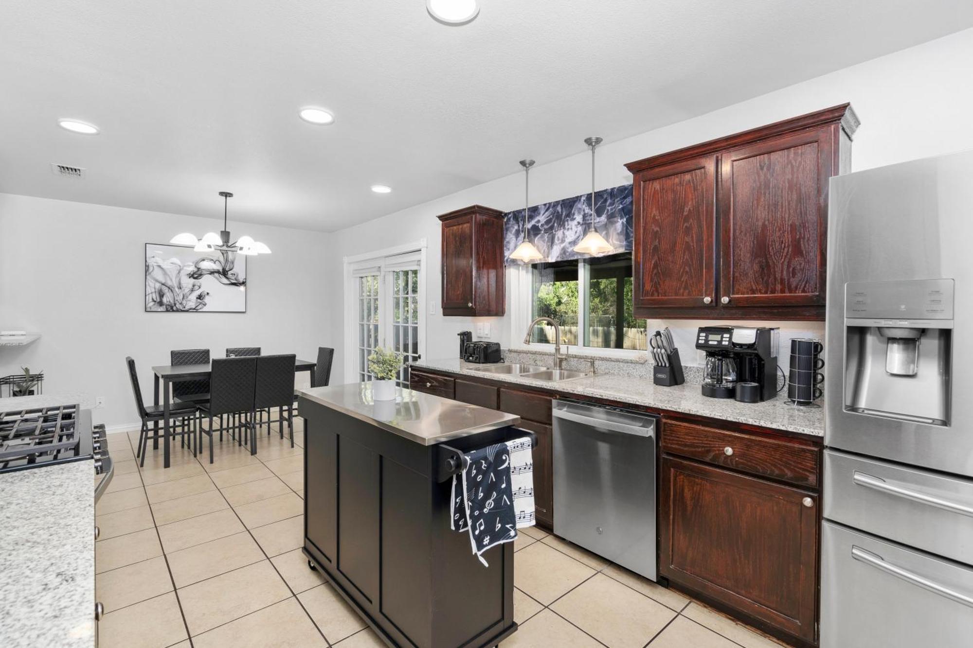 Texas Retreat Music Vibes & Game Room! Holiday home