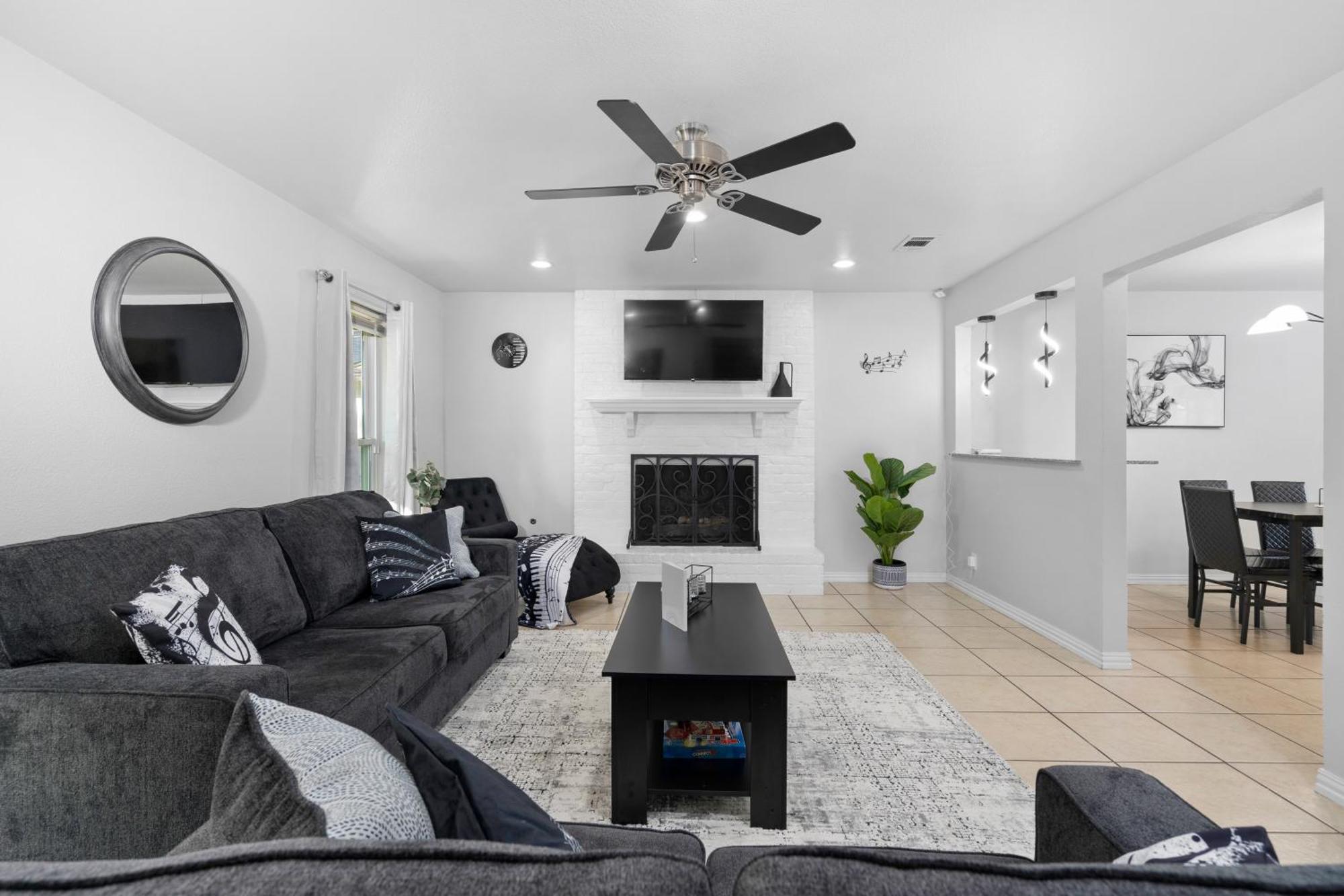 Texas Retreat Music Vibes & Game Room! Holiday home Austin