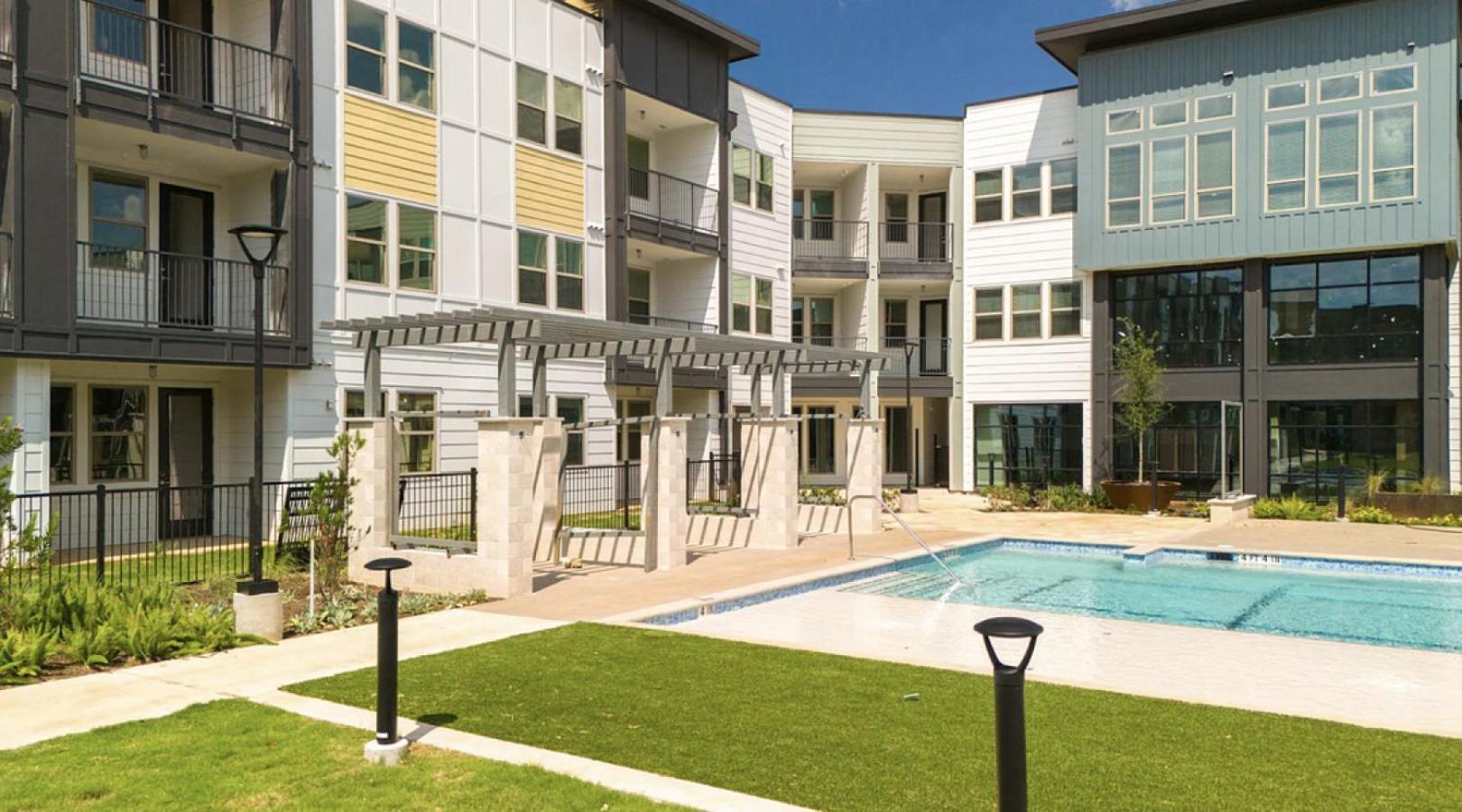 Landing At Birdie On Woodland Greens - 1 Bedroom In Plaza Volente Apartment Austin