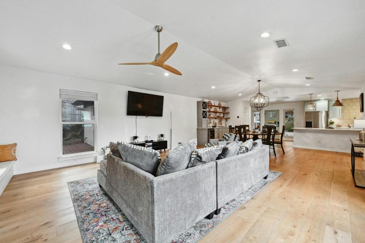 Holiday home Stylish Downtown Gem - Sleeps 8 - Fire Pit - Ensuite Baths
