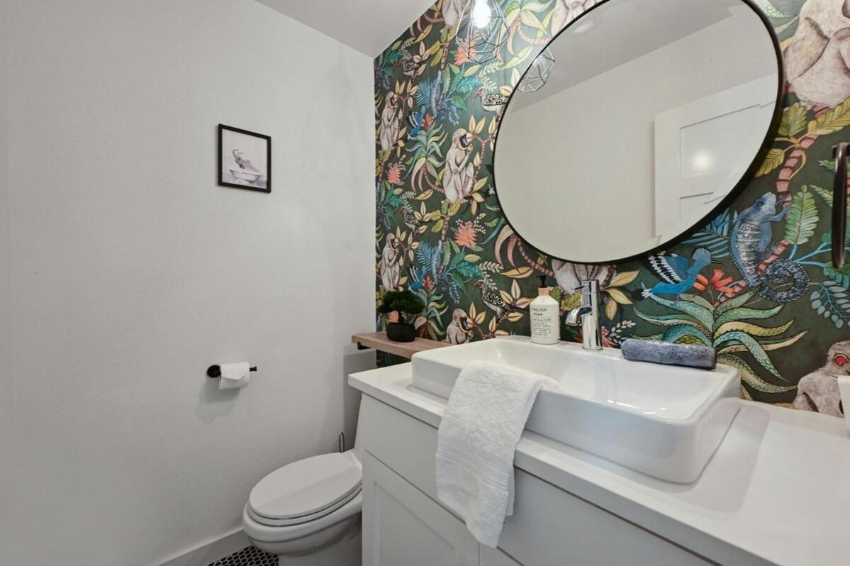Holiday home Stylish Downtown Gem - Sleeps 8 - Fire Pit - Ensuite Baths *