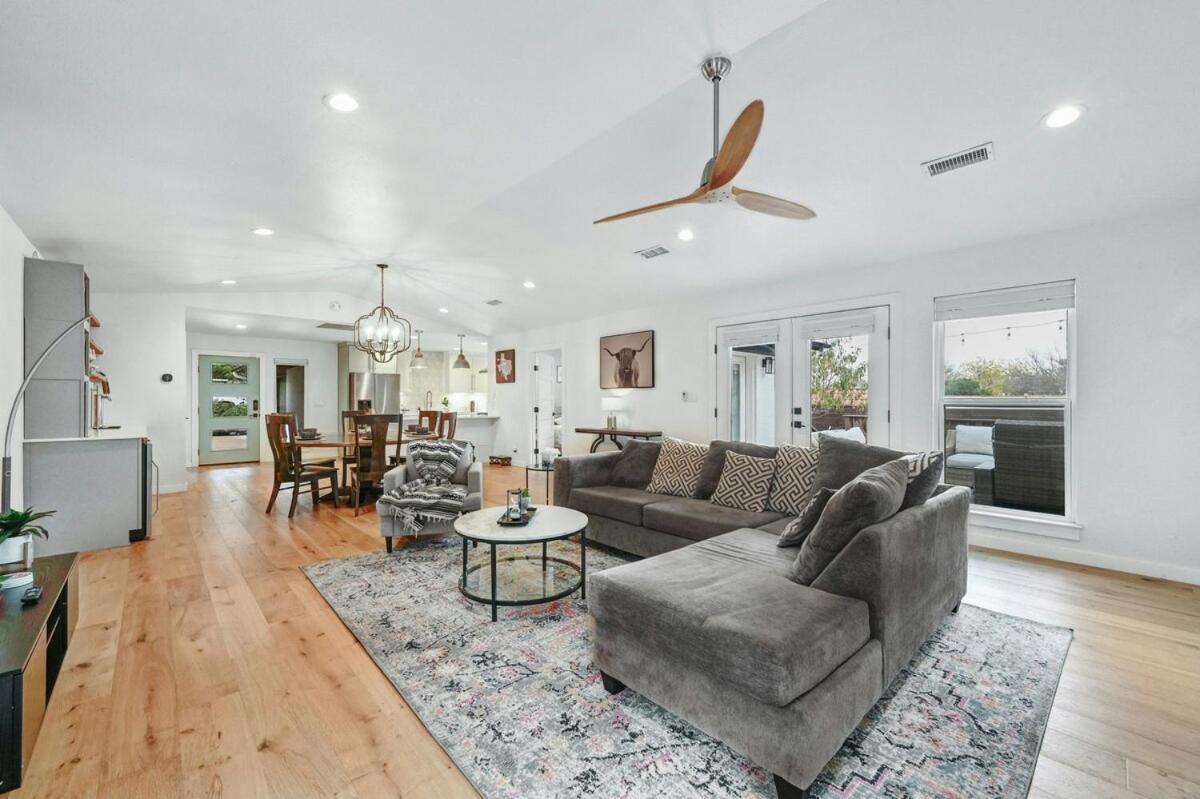 Holiday home Stylish Downtown Gem - Sleeps 8 - Fire Pit - Ensuite Baths