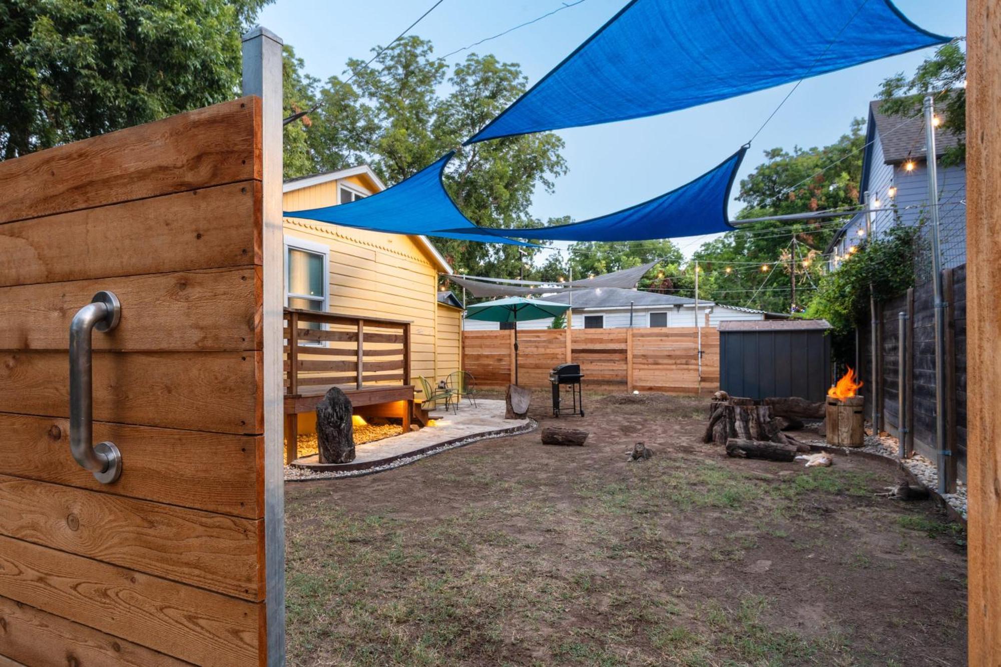 East W Bbq Firepit Fun Yard Holiday home