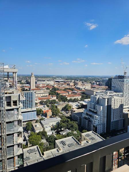 Ut Hook 'em Horns Skyloft Apartment *